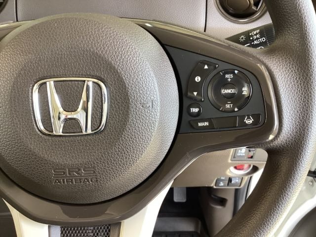 ハンドルにHondaセンシング系のクルーズコントロールやレーンキープアシストなどの操作スイッチが装備されています。ハンドルから手を離さず安全に操作できます。