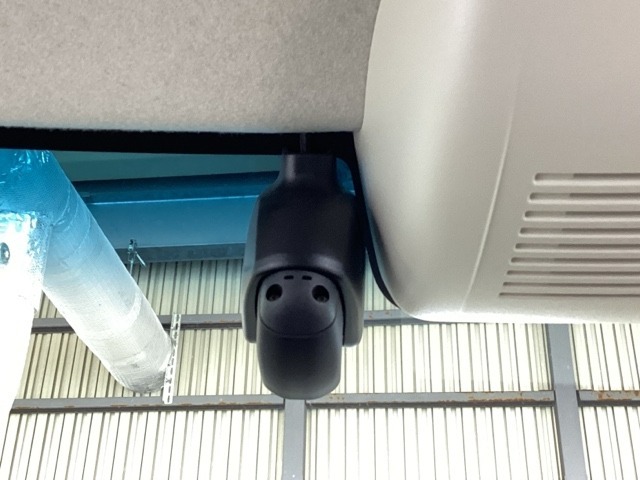 ドライブレコーダーが前方の監視をしてくれます。衝突や急ブレーキなどを感知した場合に、記録された動画が万が一の際に直前の状況を把握する手助けとなります。