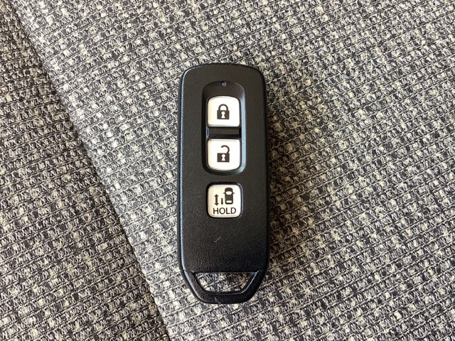 スマートキー付きですからドアロックの開閉およびエンジンスタートが楽々です。電動スライドドアの開け閉めもボタンで操作できます。