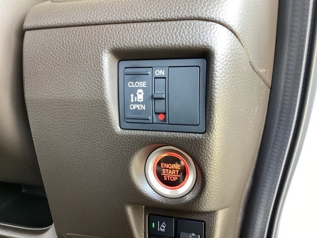 左側電動スライドドアは運転席からでも操作ができるように、ハンドル付近に開閉の操作スイッチが付いています。