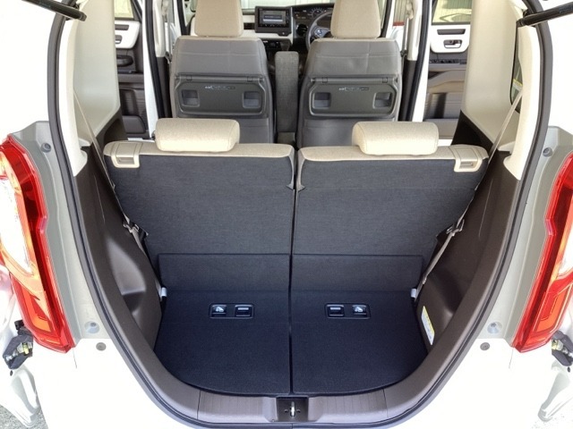 開口部も広く荷物の積み下ろしもしやすいお車となっております。シートの背もたれは5：5の割合で背もたれを可倒でき、前後のシートスライドもできるので荷室をひろげることができます。