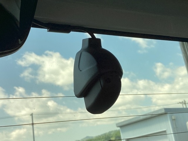 後方にもドライブレコーダーのカメラが付いています。前後両方でお車の周りを監視・記録いたします。