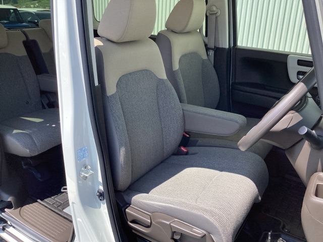 女性でも運転がしやすいように、シートの高さ調整機能（シートリフター）がついています。運転席と助手席の間が空いている為、助手席側への移動がスムーズです。交通量の多い道でも助手席側から乗り降りができます。