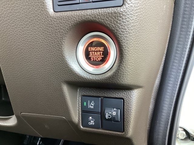 ハンドルの右側にはヘッドライトレベライザーとレーンキープアシストシステムスイッチなどがついています。ヘッドライトレベライザーは道路状況や積荷の加重に応じてライトの高さを調節できます。