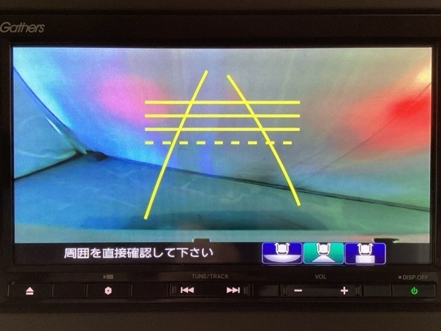 バックでの車庫入れも安心です！　リアカメラが付いているバックモニター付のナビを装備しております。操作線もついており距離感も画面から確認できます。