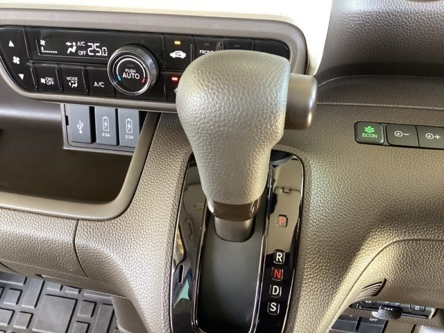 CVT車のセレクトレバーです。低速から高速まで、変速ショックのないスムーズな走りを実現するとともに、エンジン効率のよい領域を維持することで燃費にも貢献します。