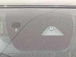 【i-ACTIVESENSE】走行中に前方の車両等を認識し、衝突しそうな時は警報とブレーキで衝突回避と被害軽減をアシスト。より安全にドライブをお楽しみいただけます。