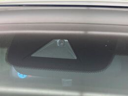 【トヨタセーフティセンス】走行中に前方の車両等を認識し、衝突しそうな時は警報とブレーキで衝突回避と被害軽減をアシスト。より安全にドライブをお楽しみいただけます。