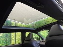 【ガラスルーフ】ガラスルーフ搭載で車内の解放感が一気にアップ！開放的なドライブをお楽しみいただけます。