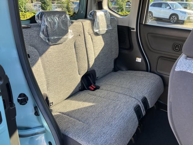 【リヤシート】低いステップでお子さんからお年寄りの方までみんなが乗りやすい低床フロア◎しかも後席の足元に温風を送り込むリヤヒーターダクトも装備◎左右独立スライドとリクライニングができてゆったり座れます