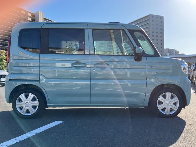 【スライドドア】リヤドアはスライドタイプなのでちょっと狭い駐車場でも乗り降り安心☆とくに風の強い日はドアが急に開いてヒヤリという事もないですよ！