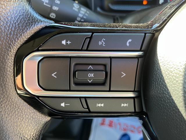 【ステアリングオーディオスイッチ】ハンドルを握ったまま指先でオーディオの音量調節や選曲などができちゃいます♪手元で操作できるので安全運転にもつながりますね！