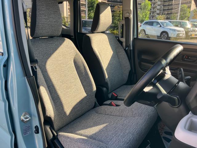 【フロントシート】高めのヒップポイントで見晴らしが良く、運転もしやすいですよ◎運転席アームレストがついているので長距離運転時の疲労軽減になりますよ◎