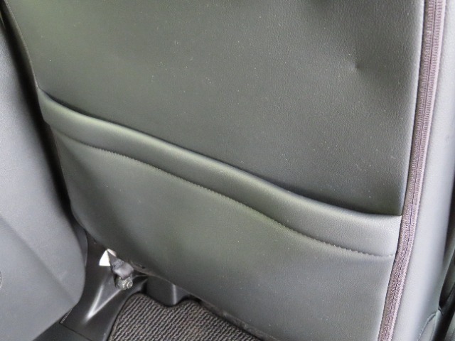 【シートバックポケット】座席背面には地図や雑誌などがすっぽり入る大きさのポケットがついています。