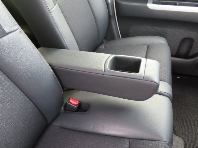 【運転席側のアームレスト】フロント座席はアームレスト付きです。肘を置いてゆったりとした姿で運転できます。ドリンクホルダーもついています。