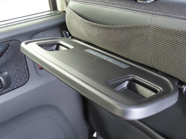 【シートバックテーブル】休憩時のちょっとした小物置きに使える、前席背面の格納式のテーブルです。車内でのお食事シーンにとても便利です。