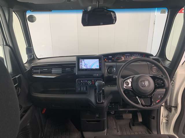 見通しの良い運転席回りとなっておりますので安心して運転をして頂けます！窓が大きいので明るく開放的な室内です