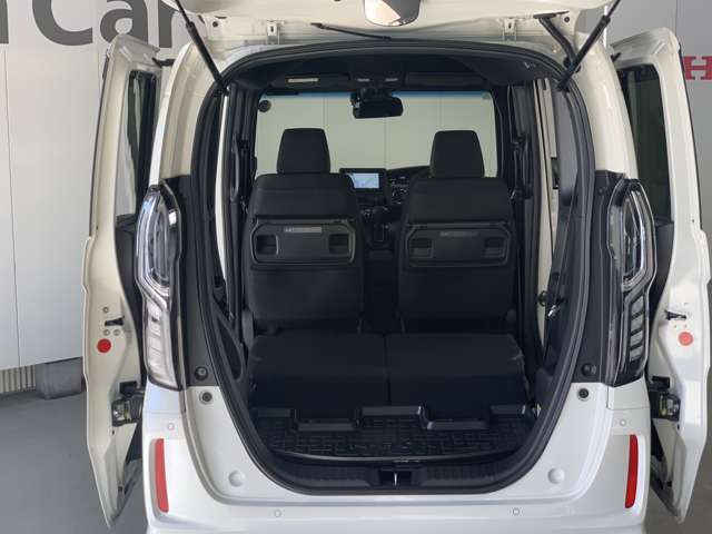 後列を収納すれば大型トランクに早変わり！段差も出来ず荷物の積み込みもラクラク♪