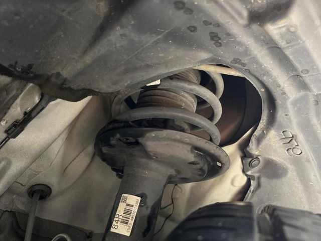 お車を安心してお乗りいただく為には、足回りの定期点検が欠かせません。サービスサポート（有償保証）では無料点検もご提供しており、安心のカーライフをお過ごしいただけるサポート体制が整っています。