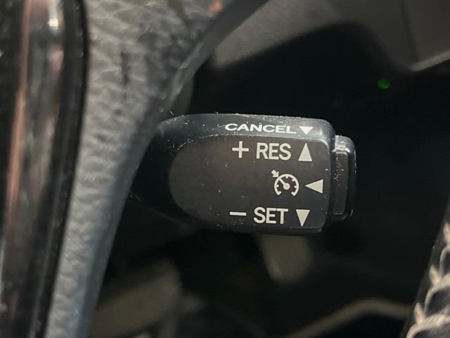 【クルーズコントロール】高速道路もラクラク走行。アクセルを離しても一定速度で走行ができ、長距離運転時の負担を軽減！加速・減速も簡単なスイッチ操作で調整できます。