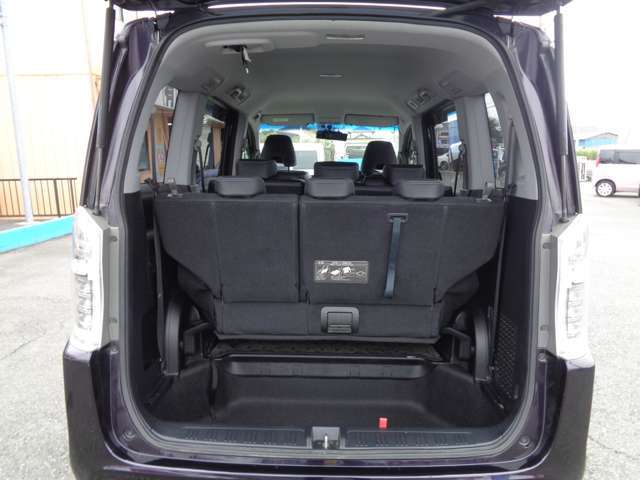 トランクも十分な広さを確保した荷室空間！買い物もレジャーも大活躍します！！