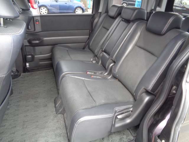 足元スペースも広々としていて、ゆったり乗れます！目的地まで快適にドライブ出来ます！長距離移動も楽々！
