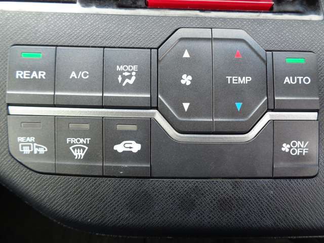 空調温度を調整にて快適♪オートエアコン☆車内の空調はコレにお任せ！温度設定とボタン1つで年中設定温度に保ってくれる便利なオートエアコンも装備されています！