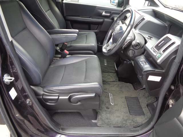 ドライバーそれぞれのドライブポジションが作れるシートリフター＆チルトステアリングも装備されています！