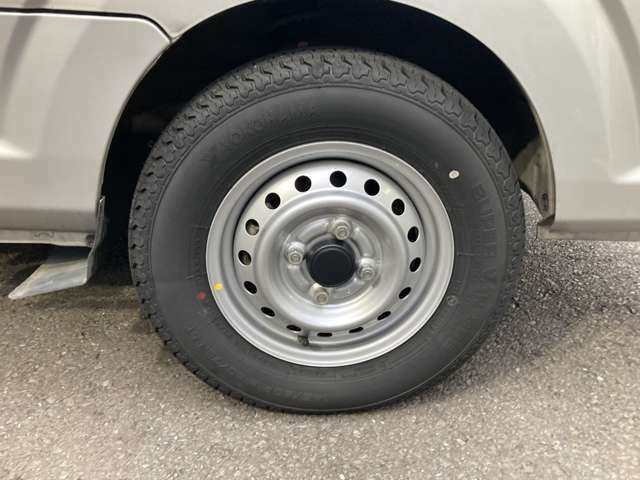タイヤの溝はまだありますが、実車確認の際にご確認くださいませ。ご希望あればタイヤの交換も承っております。
