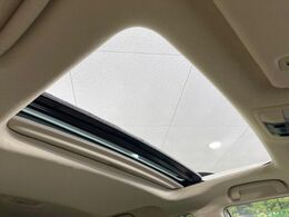 【サンルーフ】開放感たっぷりの希少装備、サンルーフが装着されています！車内に明かりを取り入れたり景色を楽しむ以外にも、車内の空気も簡単に換気できて快適です！