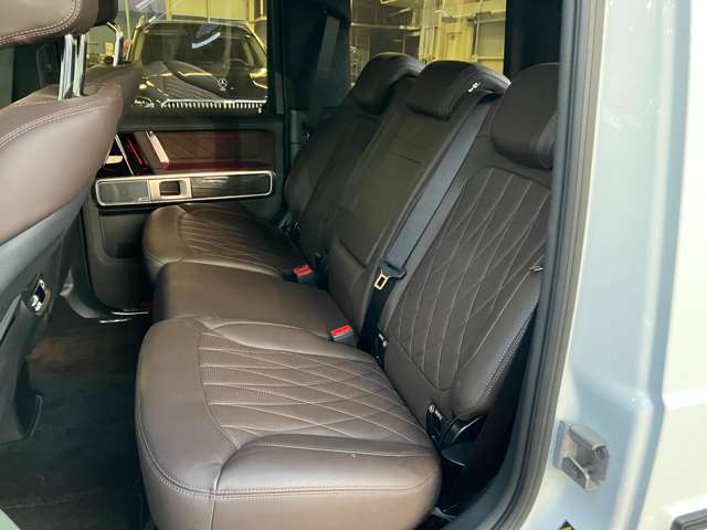 メルセデス・ベンツの定める厳しい基準をクリアしたお車のみをご案内させて頂きます。納車前整備はメーカー規定に基づき当店3Fの指定工場で入念に行なわれます。熟練のメカニックがお客様のお車を整備致します。