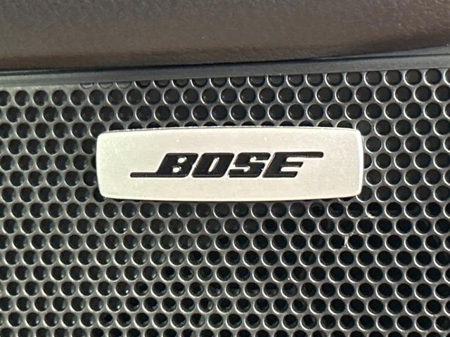 【BOSEサウンドシステム】メーカーオプションの高品位サウンドシステムを搭載。専用のチューニングが施された大小様々なスピーカーから良質なサウンドが奏でられ、臨場感あふれる音響空間を演出します。