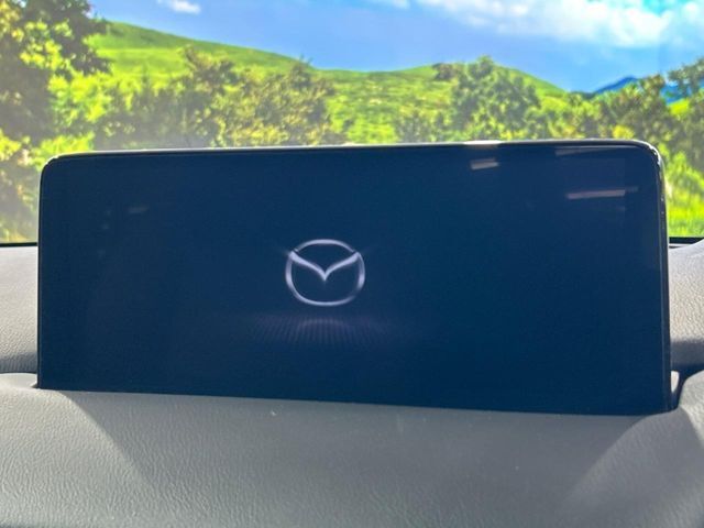 【10.25インチマツダコネクト】車内の雰囲気にマッチした大型ディスプレイ。スマホ接続でのナビ使用やBluetooth再生等、様々な機能が楽しめます。直感的なダイヤル操作が可能で、使い勝手も良好です。