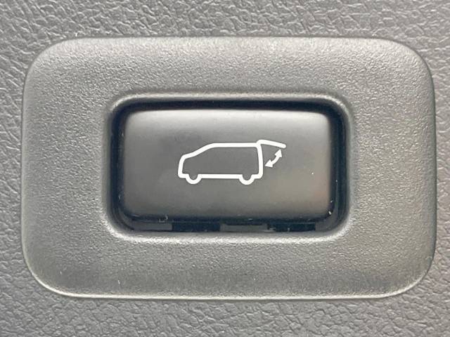 【パワーバックドア】スマートキーや運転席のボタンを押すだけでリアゲートが自動で開閉します！荷物を持っている時や、高い位置にあるバックドアを閉める際に便利な機能です♪