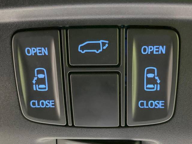 【両側パワースライドドア】スマートキーや運転席のスイッチで後席両側スライドドアの開閉が可能♪電動だから力を入れてドアを開ける必要が無く、小さなお子様でも簡単に開け閉めでき快適です♪