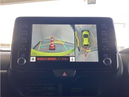 真上から見下ろしたような視点で車とその周囲を確認出来る画面と、車両後方を映し出すバックモニター画面の2つを表示してくれます。