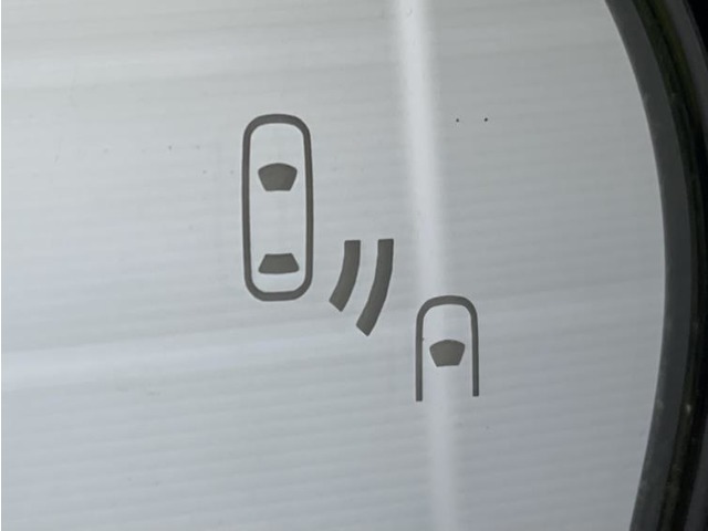 車線変更時の後方確認をアシストしてくれるブラインドスポットモニター！ドアミラーの死角を検知してくれるから車線変更もスムーズです。