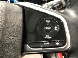 【アダプティブ・クルーズ・コントロール】予め設定した車速内でクルマが自動的に加減速。 前走車との適切な車間距離を維持しながら追従走行し、高速道路でのドライバーの疲労を軽減してくれる嬉しい機能付♪