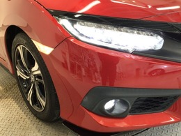 【LEDヘッドライト】ディスチャージヘッドライト（HID）と同等の明るさで、夜道や雨天走行が明るく視界良好！！　フォグライトも装備で、安心感さらにUPです♪安心ドライブを楽しんで下さい♪