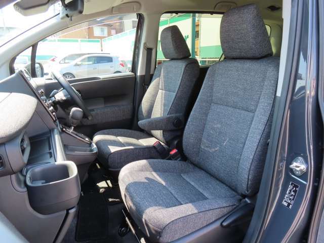 フロントシートはウォークスルーになっています☆車外に出ることなく後席へ移動できるのは嬉しいですね♪