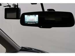 ルームミラー内にバックカメラ映像が映し出されます