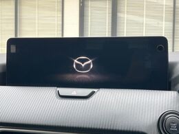 【12.3インチマツダコネクト】車内の雰囲気にマッチした大型ディスプレイ。スマホ接続でのナビ使用やBluetooth再生等、様々な機能が楽しめます。直感的なダイヤル操作が可能で、使い勝手も良好です。