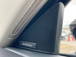 【BOSEサウンドシステム】メーカーオプションの高品位サウンドシステムを搭載。専用のチューニングが施された大小様々なスピーカーから良質なサウンドが奏でられ、臨場感あふれる音響空間を演出します。