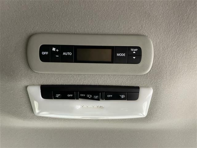 【デュアルオートエアコン】運転席と助手席でエアコンの温度設定を変えることができます。