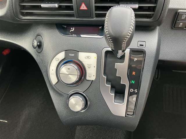 オートエアコン付き！車内温度を設定すると、風量を自動で調節してくれます。