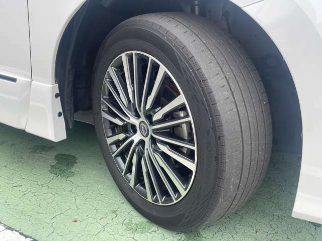 日産純正アルミホイール　タイヤサイズは225/55R18です。