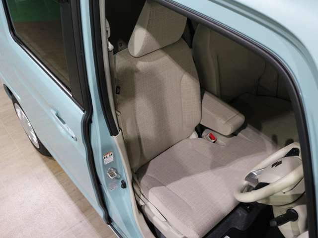 程よい硬さとホールド性が高いシートで長時間運転も快適です。