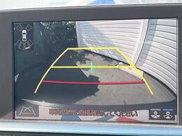 【バックカメラ】駐車時に後方がリアルタイム映像で確認できます。大型商業施設や立体駐車場での駐車時や、夜間のバック時に大活躍！運転スキルに関わらず、今や必須となった装備のひとつです！
