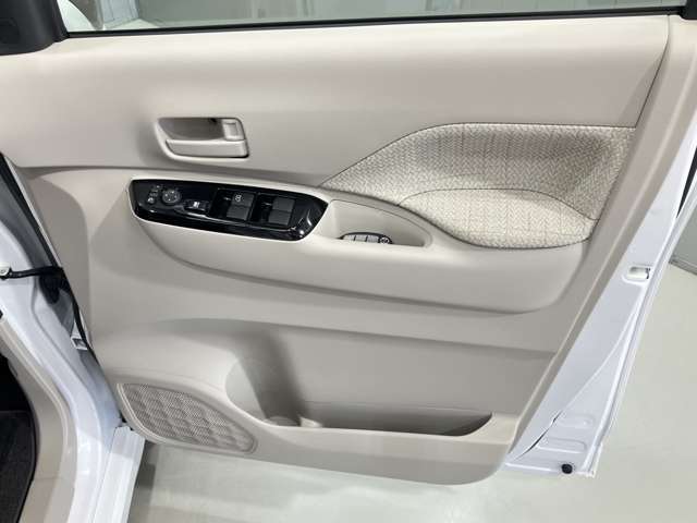 【運転席ドア】ボトルホルダーや収納ポケットが付いているので運転席周りもスッキリ保てます★
