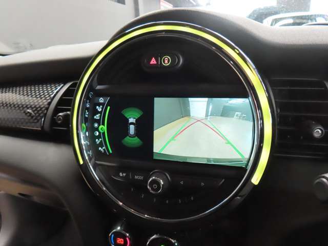 純正バックカメラ装備車両です。バックカメラにて車両後方の映像を映し出し駐車操作をサポートしてくれます。